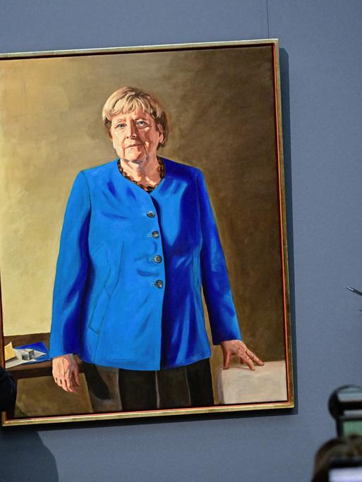 Alt-Bundeskanzlerin Angela Merkel enthüllt ihr Porträt für die Ahnengalerie im Bundeskanzleramt.