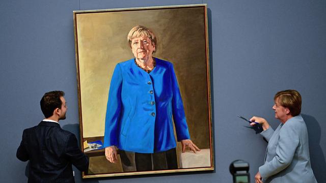 Alt-Bundeskanzlerin Angela Merkel enthüllt ihr Porträt für die Ahnengalerie im Bundeskanzleramt.