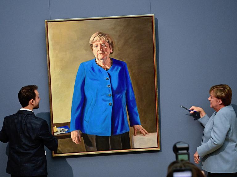 Alt-Bundeskanzlerin Angela Merkel enthüllt ihr Porträt für die Ahnengalerie im Bundeskanzleramt.