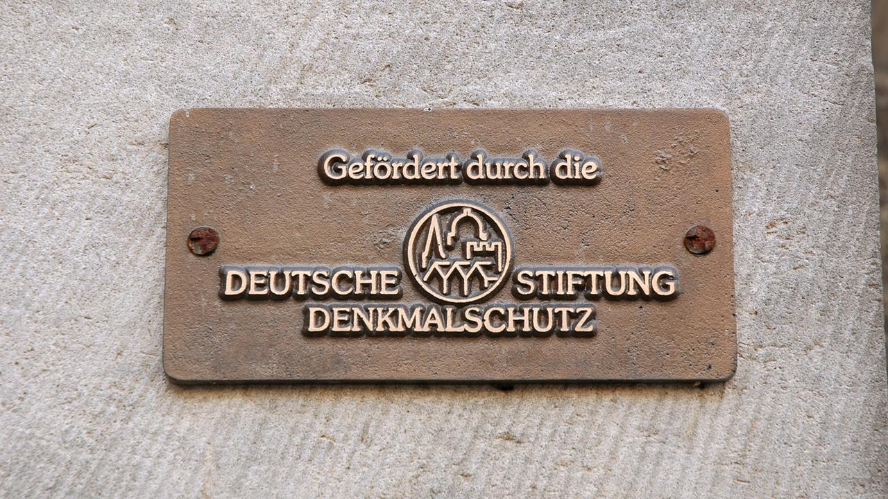 Ein Schild "Gefördert durch die Deutsche Stiftung Denkmalschutz" 