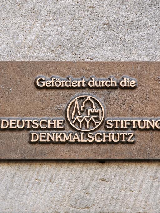 Ein Schild «Gefördert durch die Deutsche Stiftung Denkmalschutz» 