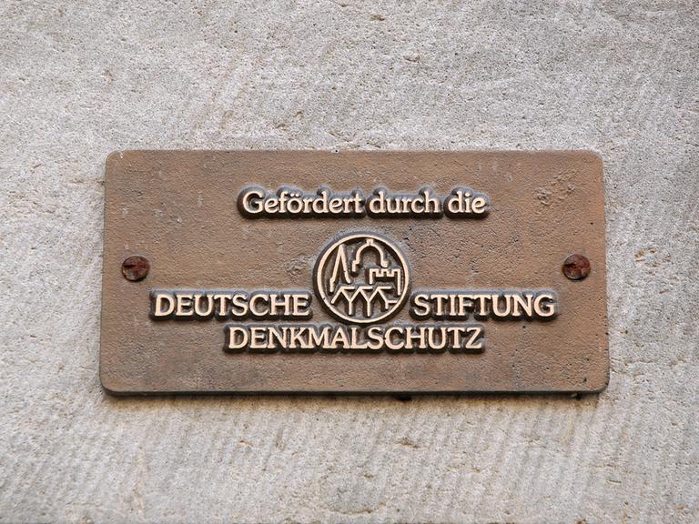 Ein Schild «Gefördert durch die Deutsche Stiftung Denkmalschutz» 