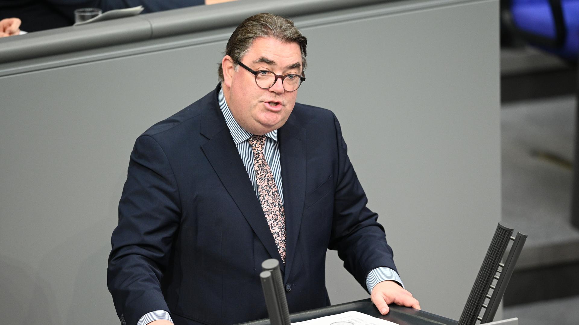Der CDU-Abgeordnete Ansgar Heveling spricht in einer Debatte im Bundestag. Er trägt einen dunkelblauen Anzug, ein gestreiftes Hemd und eine bunte Krawatte. 