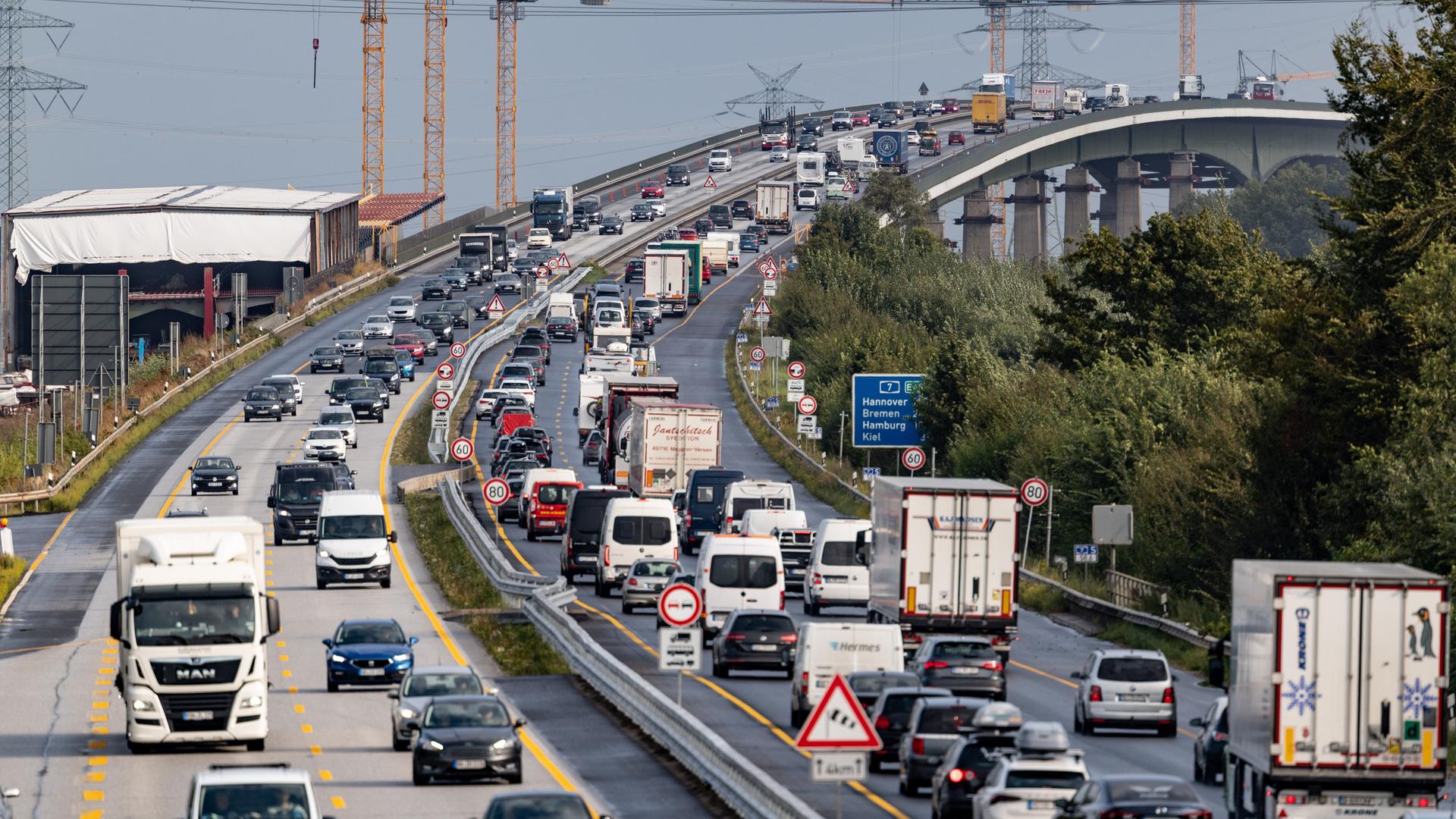 Fahrzeuge stauen sich vor der Rader Hochbrücke auf der Autobahn 7 in Richtung Süden (23.08.2024)