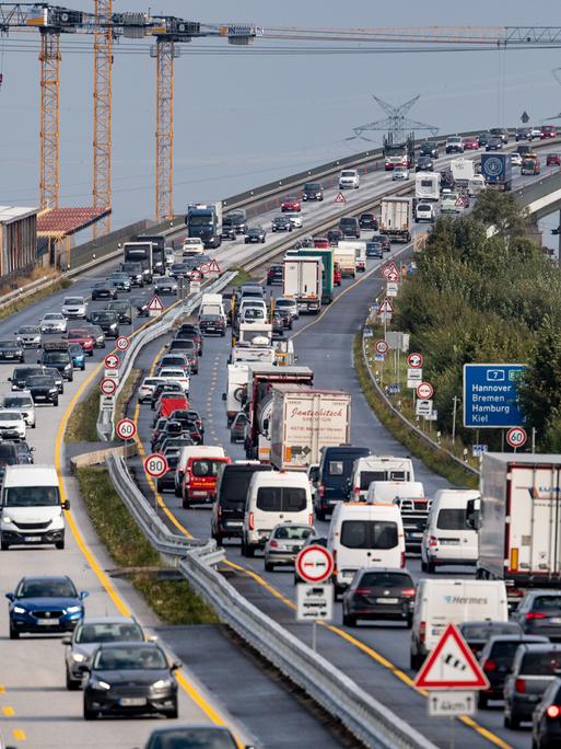 Fahrzeuge stauen sich vor der Rader Hochbrücke auf der Autobahn 7 in Richtung Süden (23.08.2024)