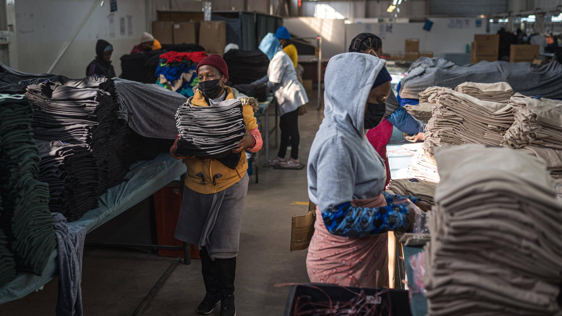 Arbeiter ordnen Kleidung in einer Textilfabrik in Maseru.