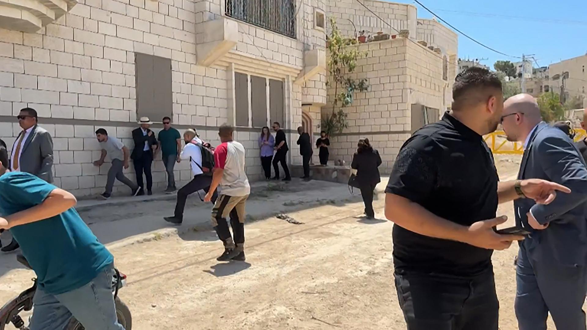 Das Bild aus einem Video der Nachrichtenagentur AFP zeigt, die Mitglieder der EU-Delegation auf Schüsse der israelischen Armee in Dschenin im Westjordanland reagieren. Das Bild aus einem Video der Nachrichtenagentur AFP zeigt, die Mitglieder der EU-Delegation auf Schüsse der israelischen Armee in Dschenin im Westjordanland reagieren.
