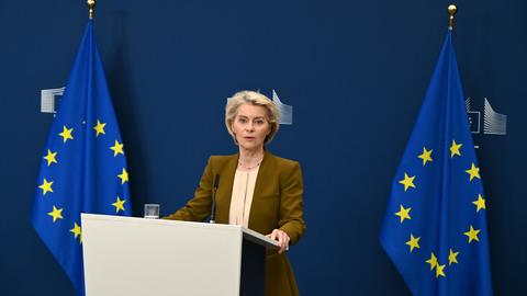 EU-Kommissionspräsidentin Ursula von der Leyen spricht bei einem Pressestatement. Hinter ihr sind 2 EU-Flaggen.