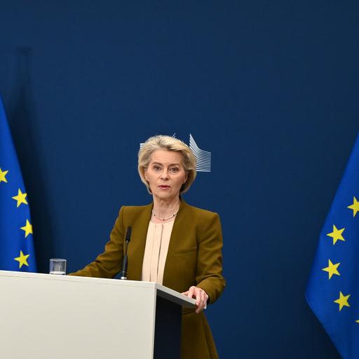 EU-Kommissionspräsidentin Ursula von der Leyen spricht bei einem Pressestatement. Hinter ihr sind 2 EU-Flaggen.