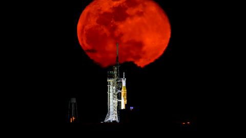 Die SLS-Rakete (Space Launch System) der NASA mit dem Raumschiff Orion an Bord steht am 2. Februar 2026 im Launch Complex 39B, während bei einer Generalprobe der Mond im Hintergrund aufgeht.