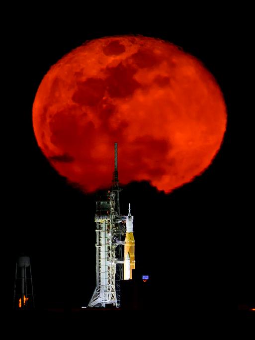Die SLS-Rakete (Space Launch System) der NASA mit dem Raumschiff Orion an Bord steht am 2. Februar 2026 im Launch Complex 39B, während bei einer Generalprobe der Mond im Hintergrund aufgeht.