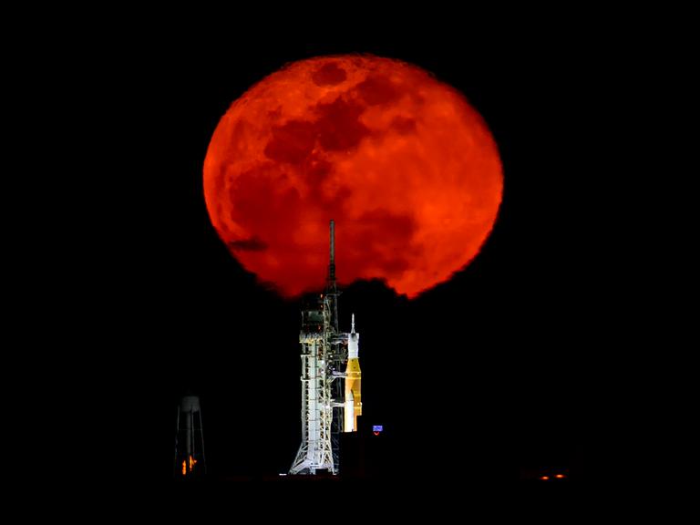 Die SLS-Rakete (Space Launch System) der NASA mit dem Raumschiff Orion an Bord steht am 2. Februar 2026 im Launch Complex 39B, während bei einer Generalprobe der Mond im Hintergrund aufgeht.