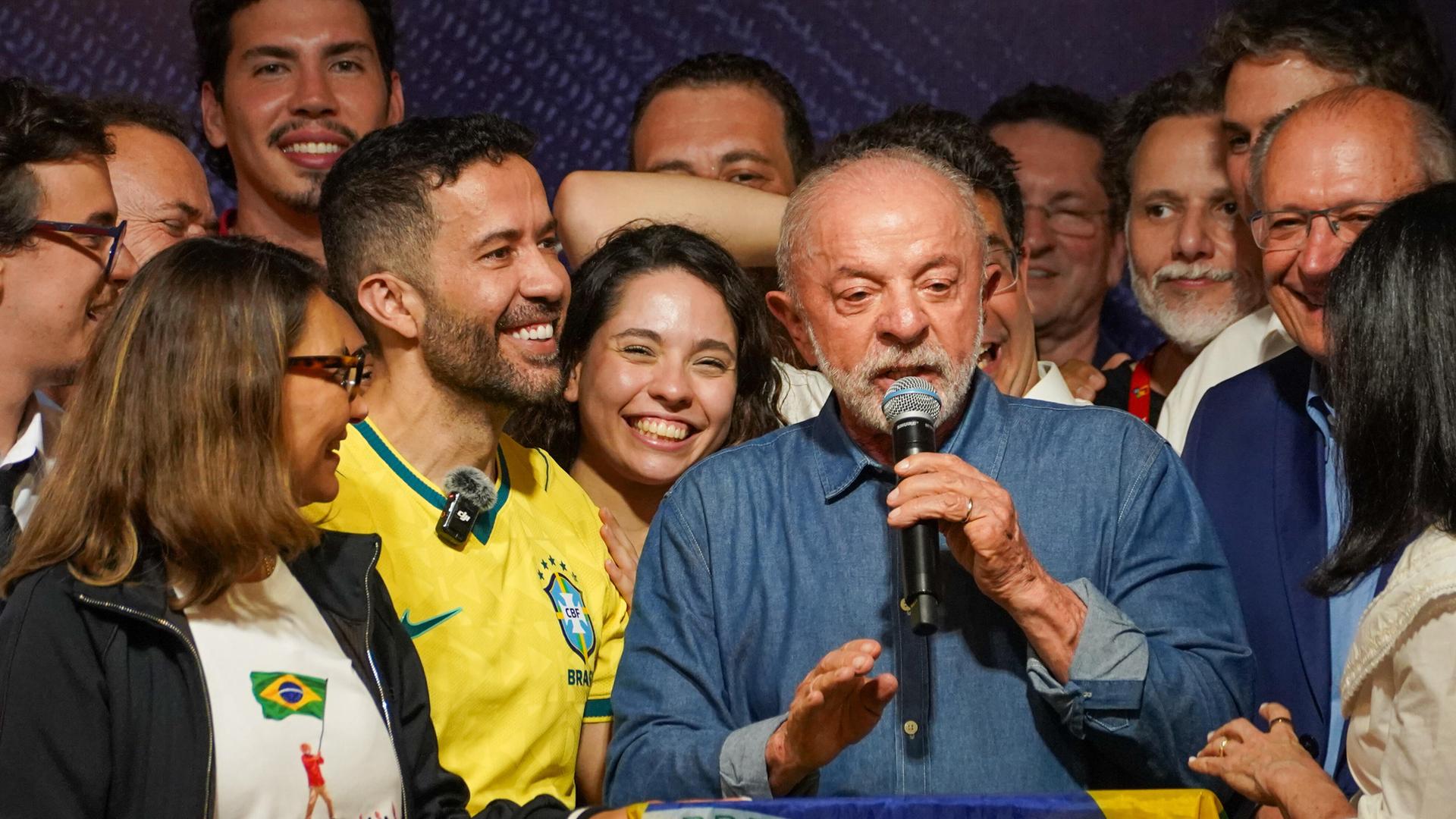 Der wiedergewählte brasilianische Präsident Luiz Inacio Lula da Silva feiert den Sieg in der Stichwahl im Wahlhauptquartier seiner Partei in Sao Paulo