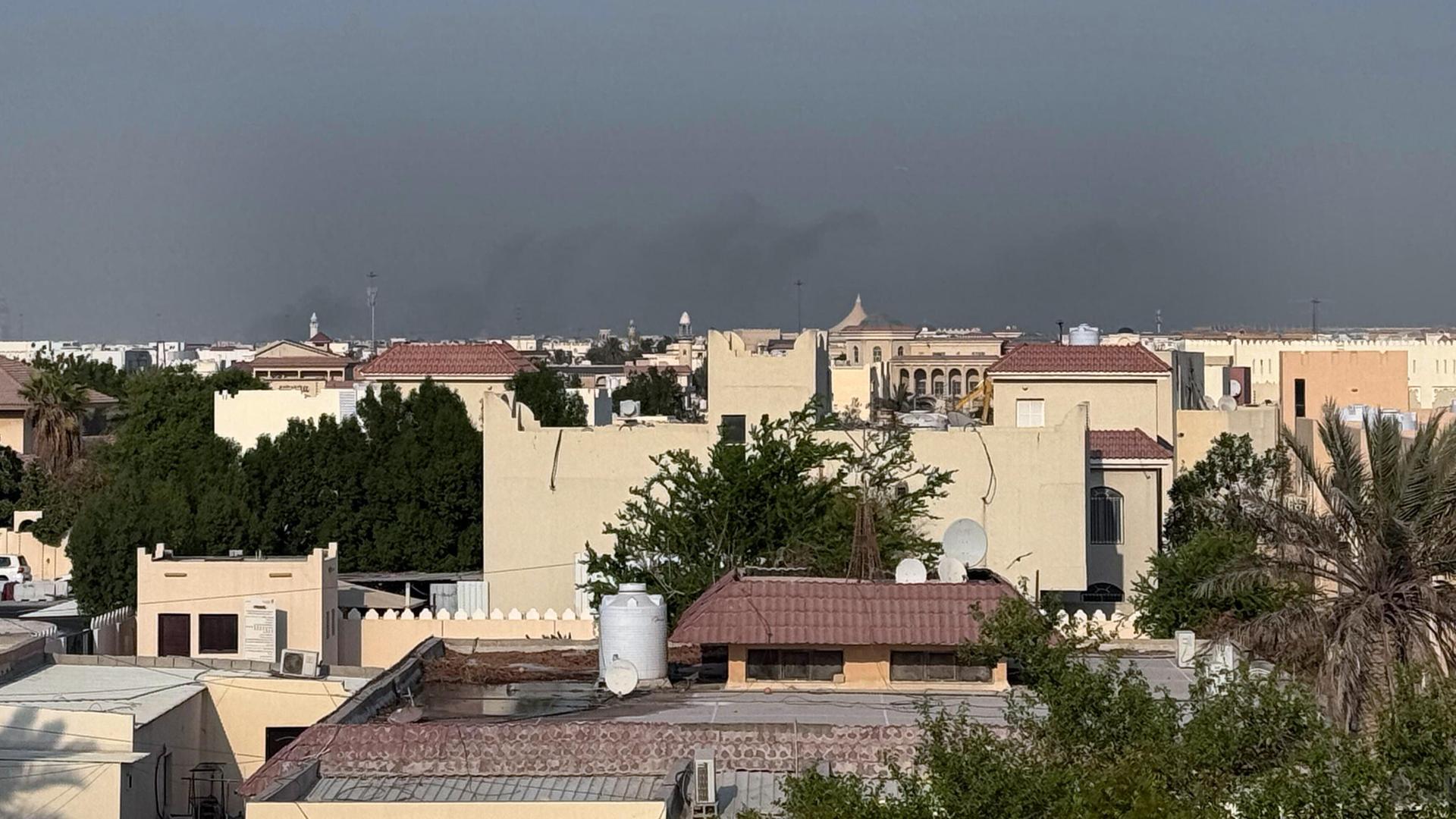 Rauch ist über einer Stadt zu sehen. Rauch ist über einer Stadt zu sehen.