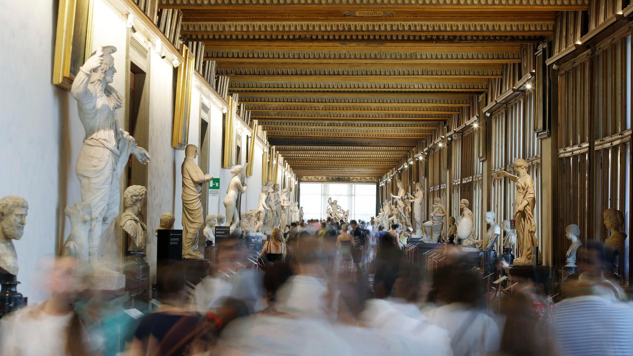 Besucher gehen durch die Gänge der Uffizien-Galerie