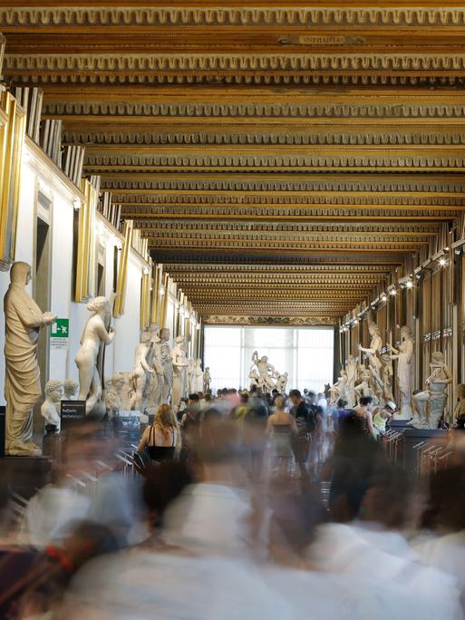 Besucher gehen durch die Gänge der Uffizien-Galerie