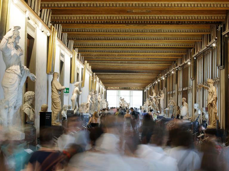 Besucher gehen durch die Gänge der Uffizien-Galerie