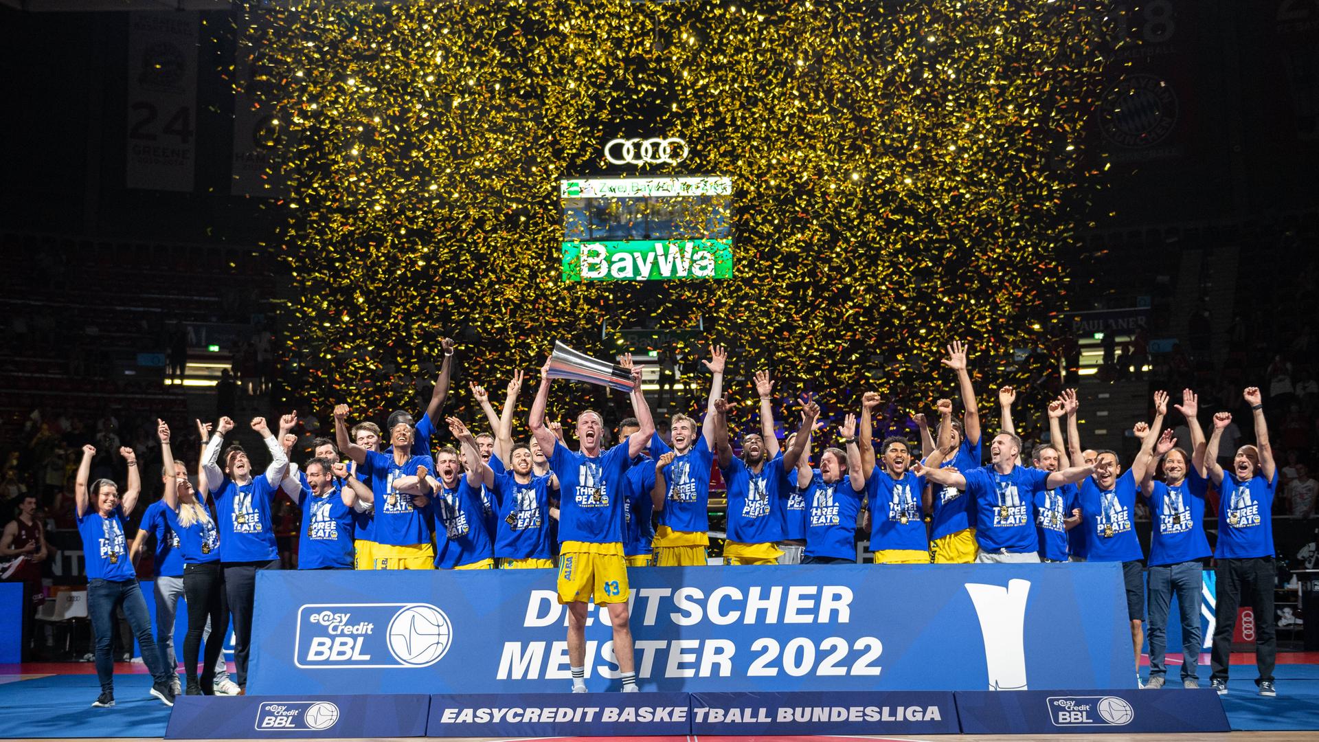 Die Mann-Schaft von Alba Berlin feiert ihren Meister-Titel.