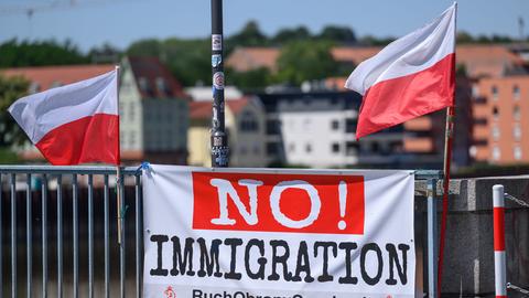 Ein Transparent mit der Aufschrift "No! Immigration" hängt auf polnischer Seite am deutsch-polnischen Grenzübergang Stadtbrücke zwischen Frankfurt (Oder) in Brandenburg und dem polnischen Slubice. 