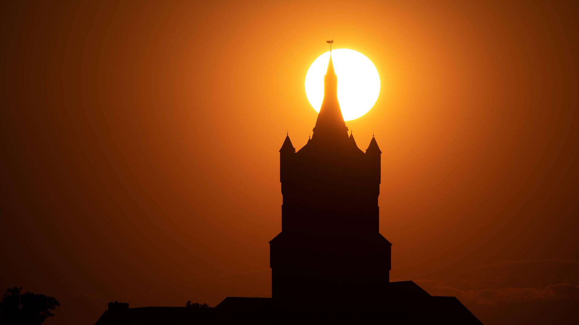 Die alte Schwanenburg in Kleve (NRW) in der untergehenden Sonne. Die alte Schwanenburg in Kleve (NRW) in der untergehenden Sonne.