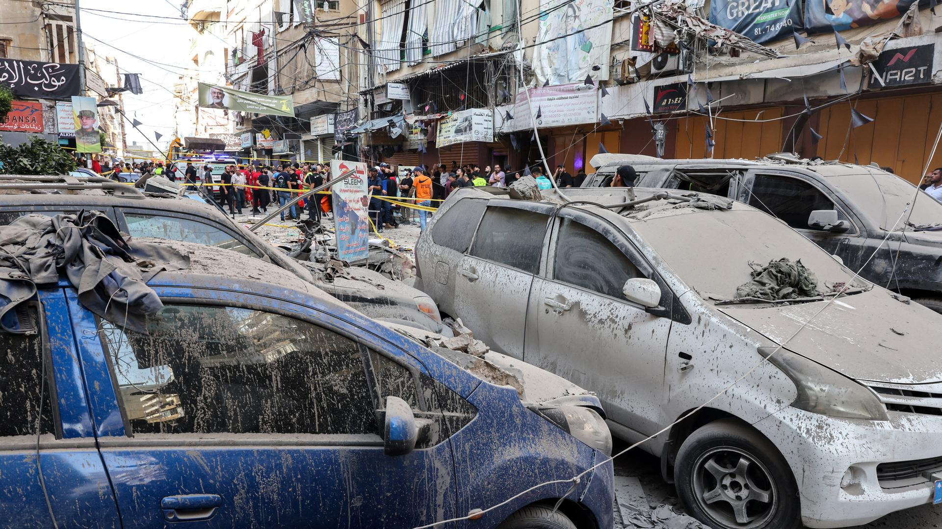 Zerstörte Autos, Häuser und Straßen in einem Vorort der libanesischen Hauptstadt Beirut. 