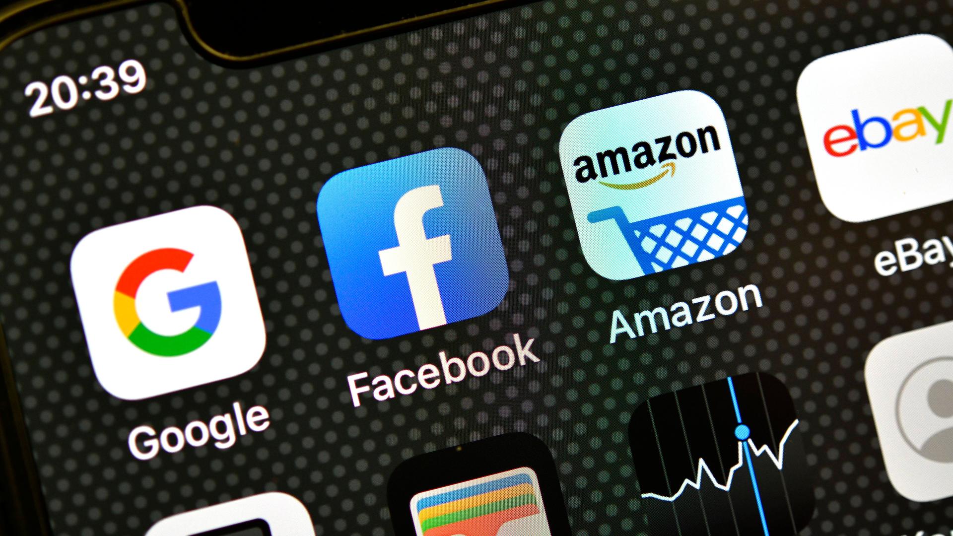 Diverse Apps auf dem Display eines iPhones