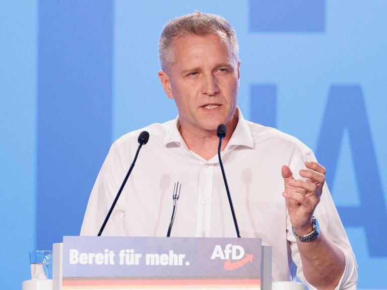 Magdeburg: Der Bundestagsabgeordnete Petr Bystron (AfD) spricht bei der Europawahlversammlung der AfD in der Messe Magdeburg. 