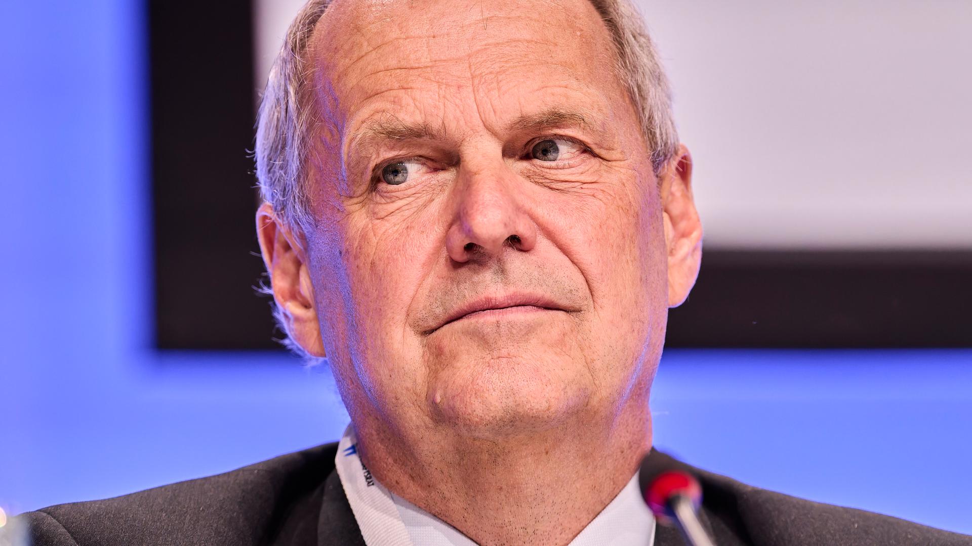 Der CDU-Bundestagsabgeordnete Fritz Güntzler sitzt an einem Rednerpult und schaut zur Seite. Vor ihm steht ein Mikrofon mit roter Markierung. Der CDU-Bundestagsabgeordnete Fritz Güntzler sitzt an einem Rednerpult und schaut zur Seite. Vor ihm steht ein Mikrofon mit roter Markierung.