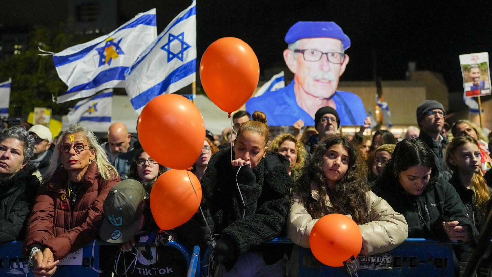 Menschen treffen sich in Tel Aviv zu einer Kundgebung um an die getöteten Geiseln zu erinnern.