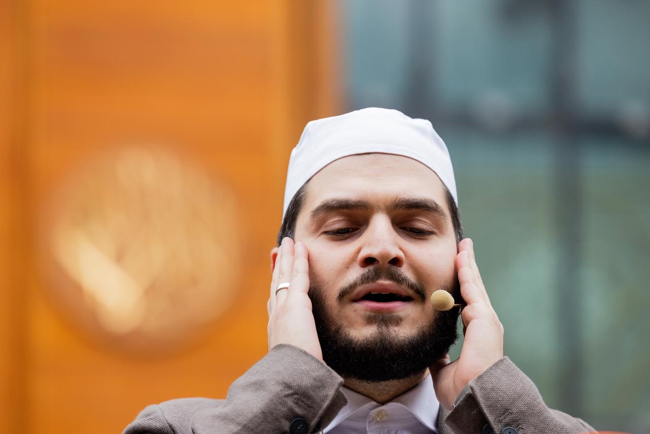 Muezzin Mustafa Kader, Imam der Moschee, ruft in der Zentralmoschee der DITIB (Türkisch-Islamische Union der Anstalt für Religion) Muslime zum Gebet