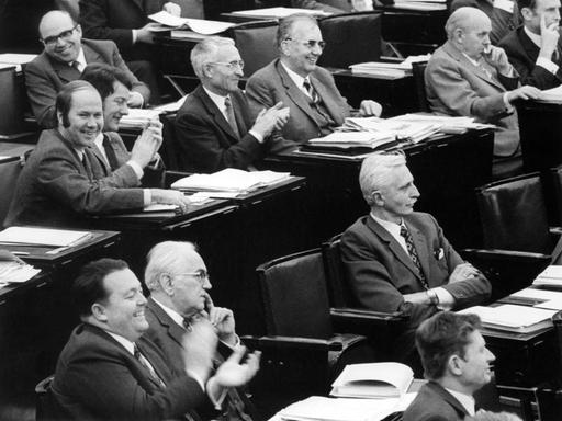 PD- Abgeordnete beklatschen ihre Fraktionsrednern bei der ersten Lesung der Verträge von Warschau und Moskau im Deutschen Bundestag in Bonn am 23. Februar 1972. Ohne Regung bleiben die Fraktionskollegen Willy Bartsch (2. von links) neben Holger Börner und Herbert Hupka (Mitte rechts)