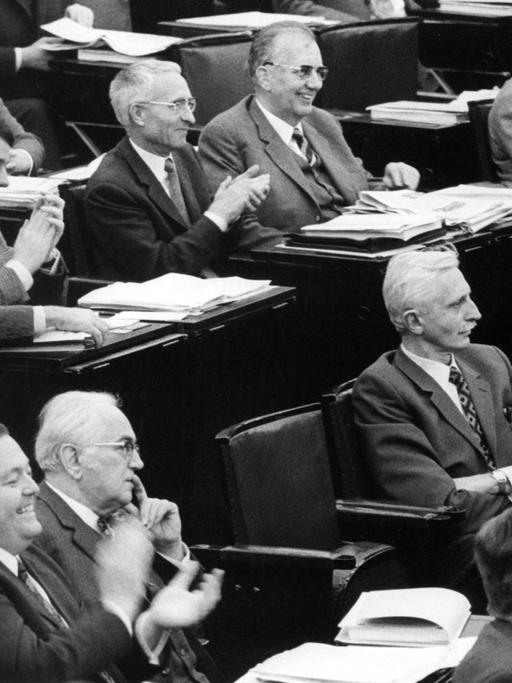 PD- Abgeordnete beklatschen ihre Fraktionsrednern bei der ersten Lesung der Verträge von Warschau und Moskau im Deutschen Bundestag in Bonn am 23. Februar 1972. Ohne Regung bleiben die Fraktionskollegen Willy Bartsch (2. von links) neben Holger Börner und Herbert Hupka (Mitte rechts)
