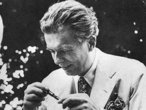 Schwarz-Weiß-Fotografie des britischen Schriftstellers Aldous Leonard Huxley.