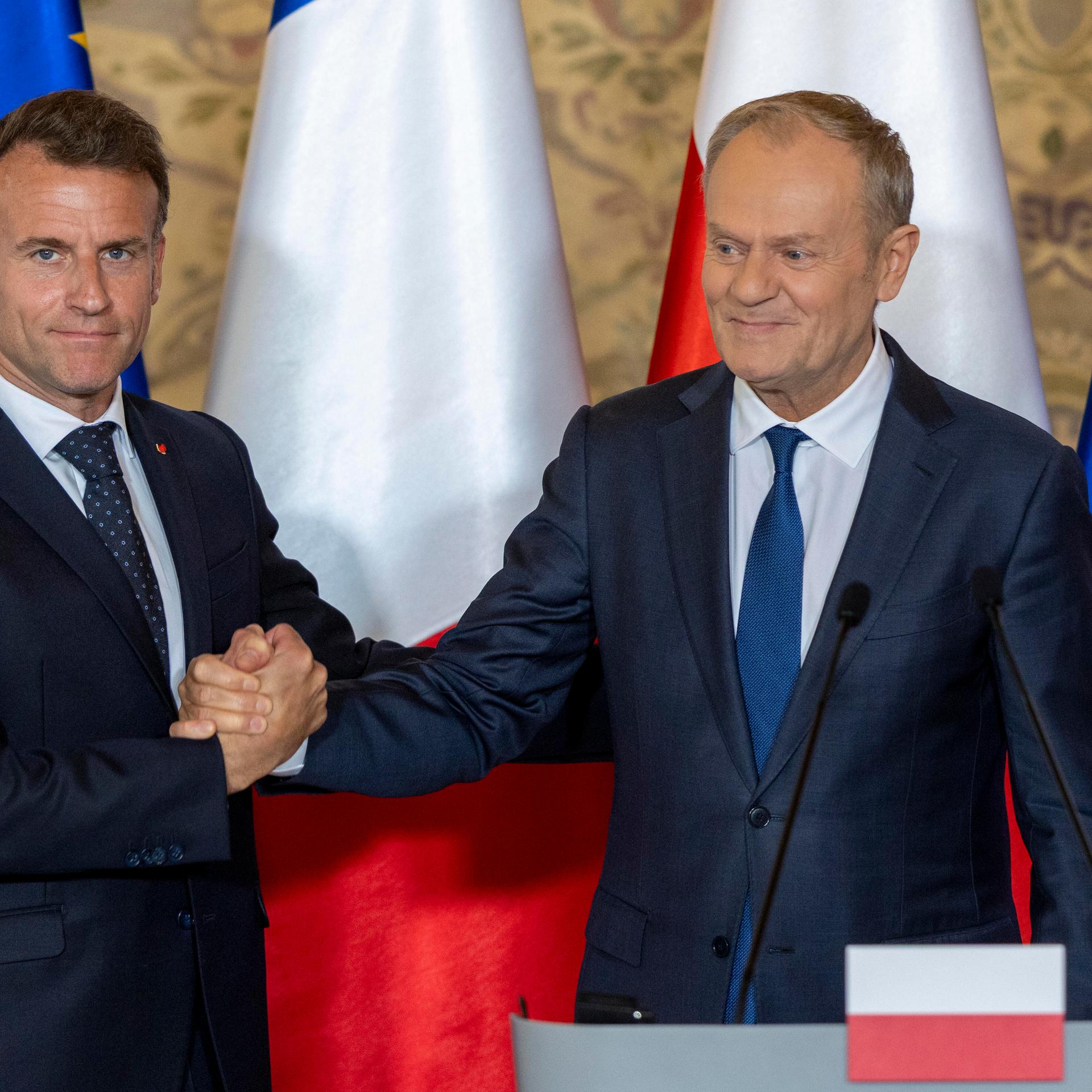 Das Foto zeigt den polnischen Ministerpräsident Tusk (links) und den französischen Präsidenten Macron, im Hintergrund sind die französische, polnische und die EU-Flagge NO SALES POLAND (Photo by Andrzej Iwanczuk/NurPhoto)