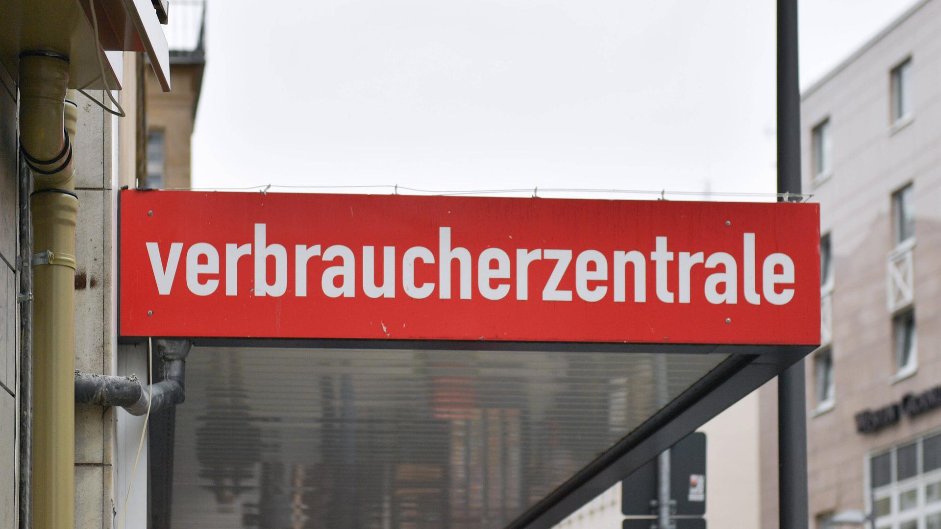 Ein Schild an der Geschäftsstelle der Verbraucherzentrale in Frankfurt am Main 
