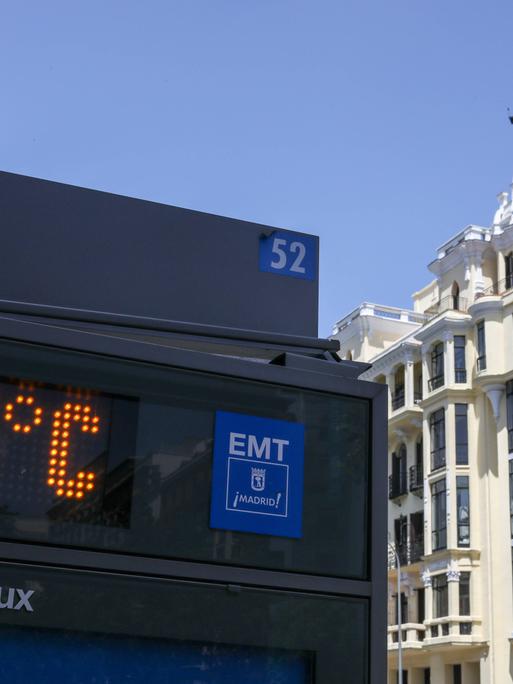 Ein Thermometer in der Sonne der spanischen Hauptstadt zeigt 44 Grad an. 