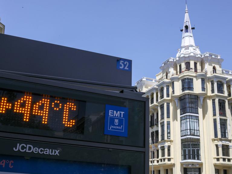 Ein Thermometer in der Sonne der spanischen Hauptstadt zeigt 44 Grad an. 