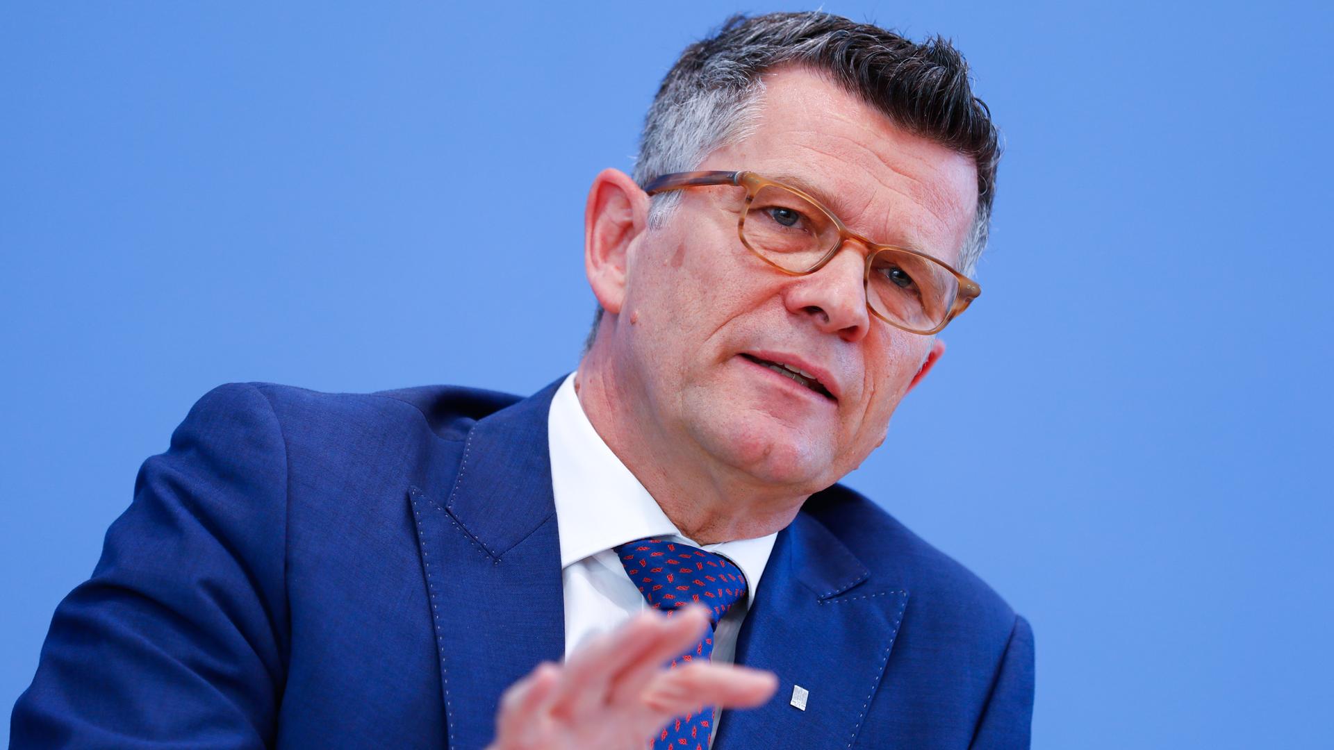 Peter Dabrock in Berlin bei einer Pressekonferenz über die Coronavirus-Krankheit (2020).