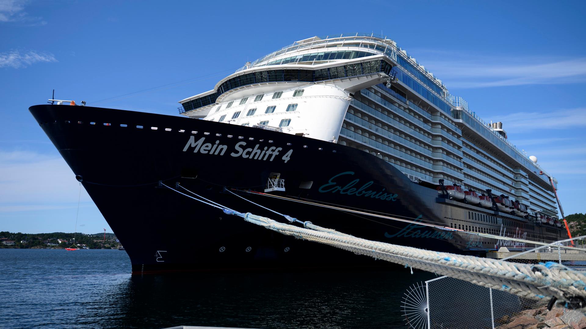 Das Kreuzfahrtschiffs Mein Schiff 4 (Valletta) des Reiseveranstalters TUI im Hafen von Kristiansand (Norwegen). Das Kreuzfahrtschiffs Mein Schiff 4 (Valletta) des Reiseveranstalters TUI im Hafen von Kristiansand (Norwegen).