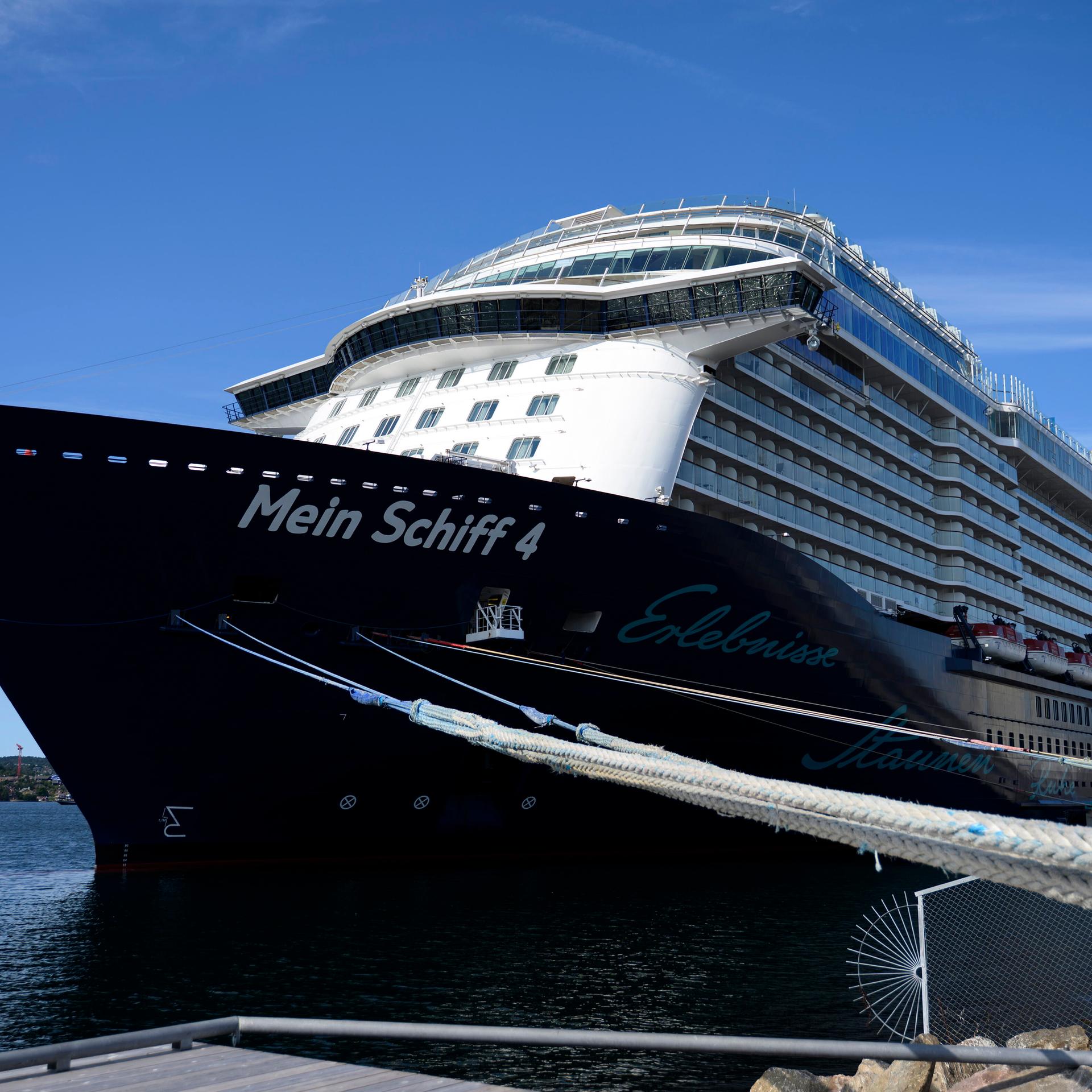 Das Kreuzfahrtschiffs Mein Schiff 4 (Valletta) des Reiseveranstalters TUI im Hafen von Kristiansand (Norwegen). 