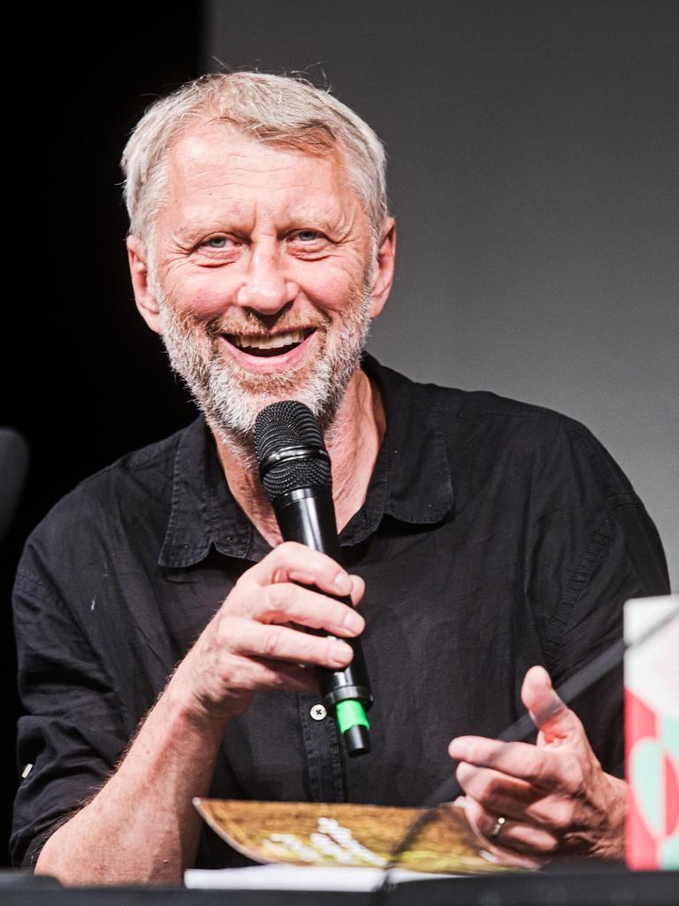 Jáchym Topol bei einer Lesung. Er lächelt freundlich in die Kamera. Er hat graue Haare und ein Mikrofon in der Hand. Jáchym Topol bei einer Lesung. Er lächelt freundlich in die Kamera. Er hat graue Haare und ein Mikrofon in der Hand.
