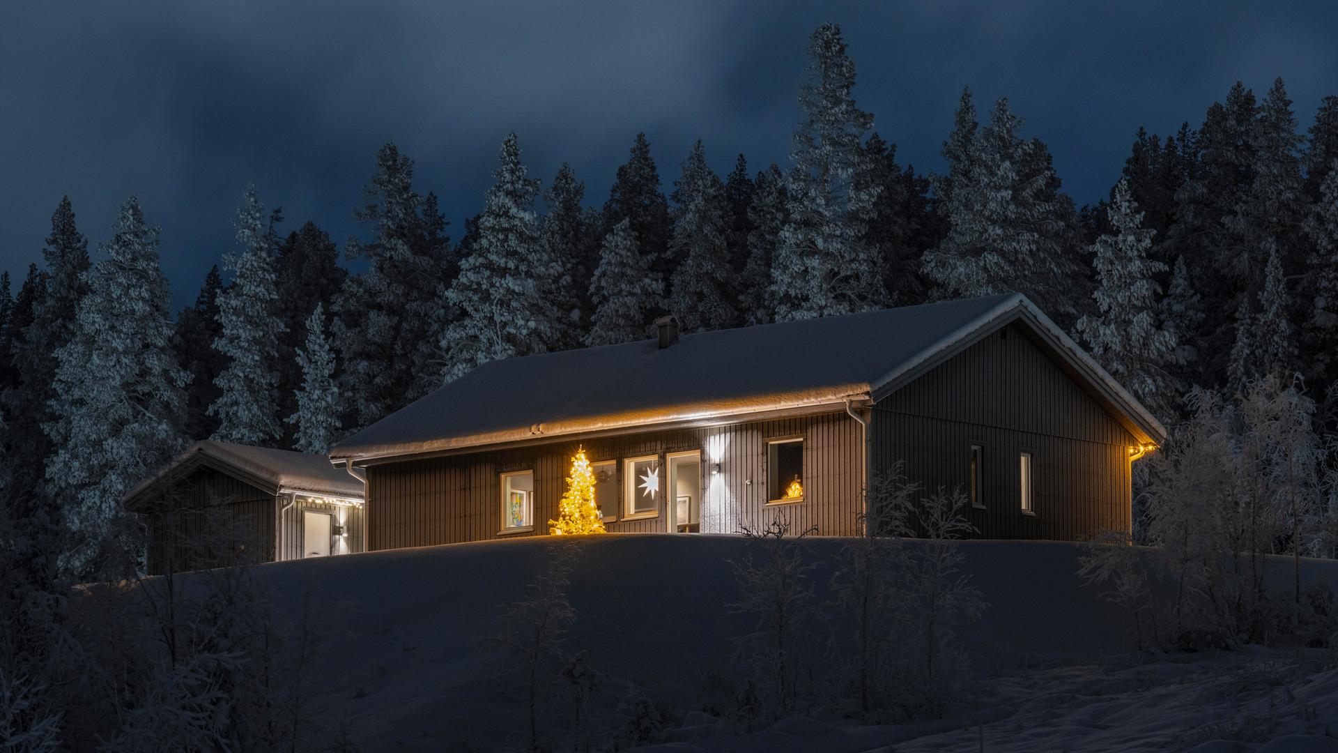 verschneites Haus bei Nacht, Gaellivare, Norrbotten, Lappland, Schweden, Dezember 2022 verschneites Haus bei Nacht, Gaellivare, Norrbotten, Lappland, Schweden, Dezember 2022