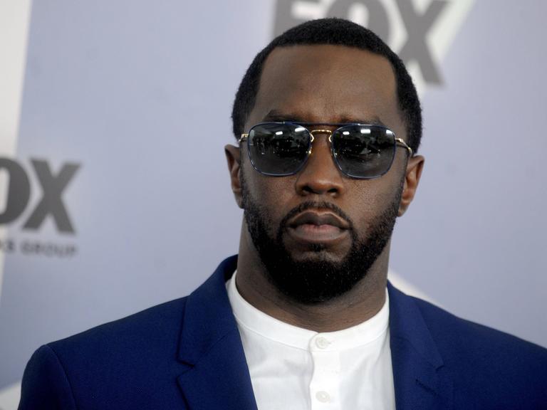 Sean Combs mit Sonnenbrille bei einer Programmpräsentation des Fox Networks 