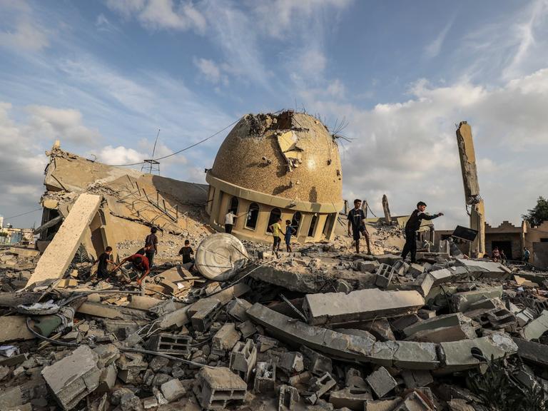 Eine zerstörte Moschee zwischen Trümmern in Khan Yunis, im Süden des Gaza-Streifens.