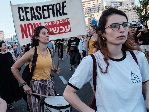 Angehörigen von Hamas-Geiseln demonstrieren in Jerusalem für einen Waffenstillstand. 