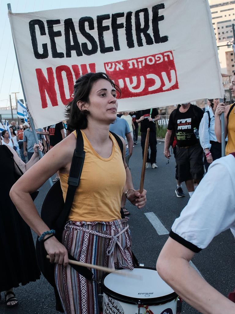 Angehörigen von Hamas-Geiseln demonstrieren in Jerusalem für einen Waffenstillstand. 