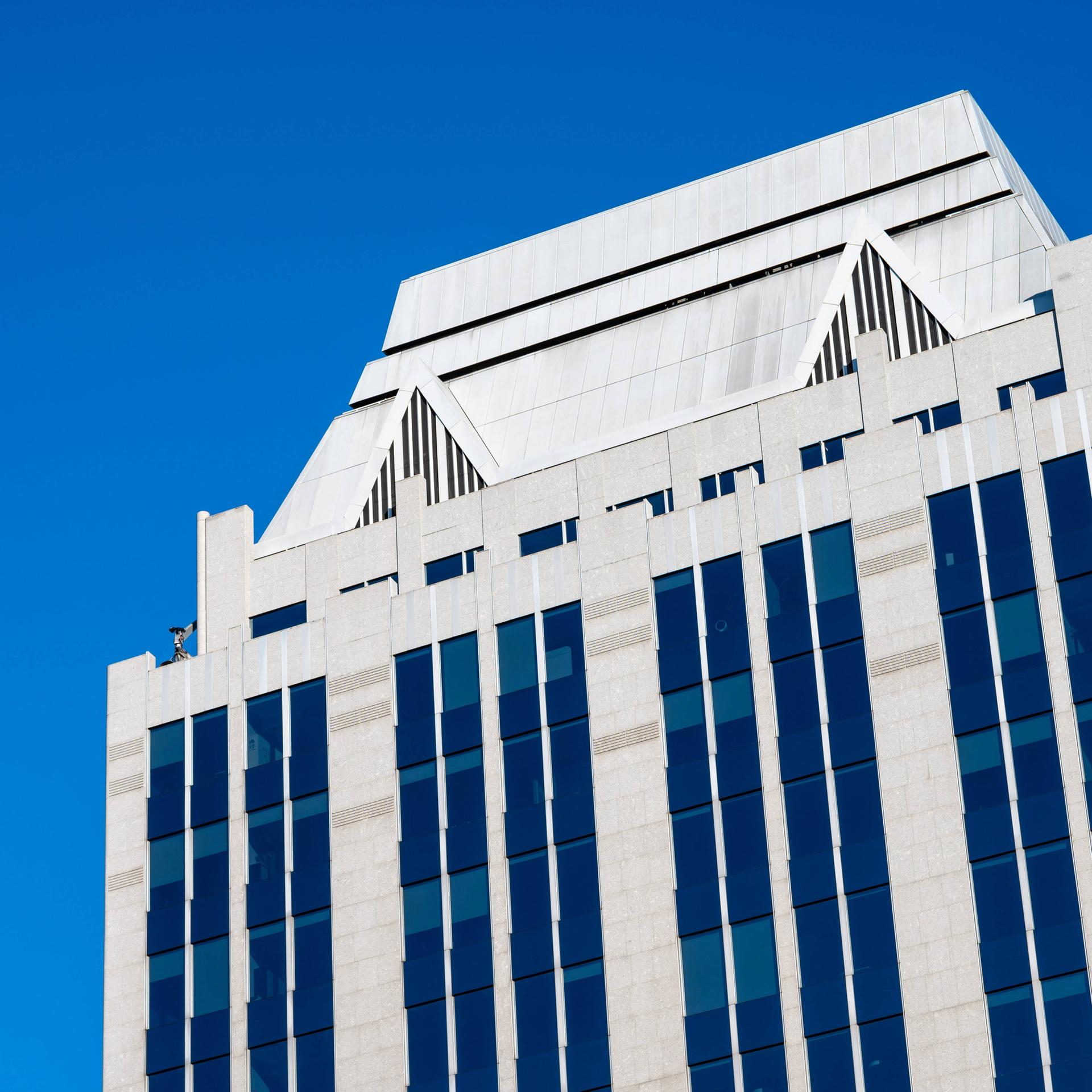 Blick auf die Fassade von Euroclear vor blauem Himmel