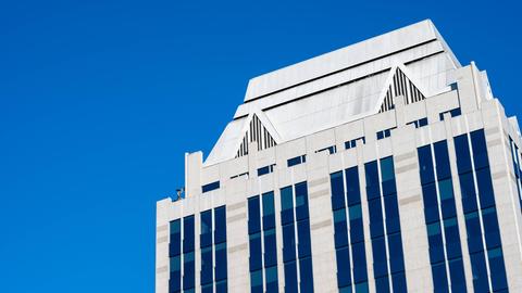 Blick auf die Fassade von Euroclear vor blauem Himmel