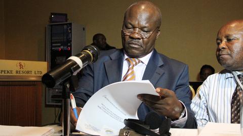 Das Archivbild von 2013 zeigt den ehemaligen kongolesischen Rebellenführer Roger Lumbala an einem Tisch sitzend, auf dem ein Mikrofon platziert ist.