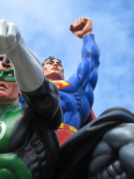 Figuren von den drei Superhelden Green Lantern, Superman und Batman